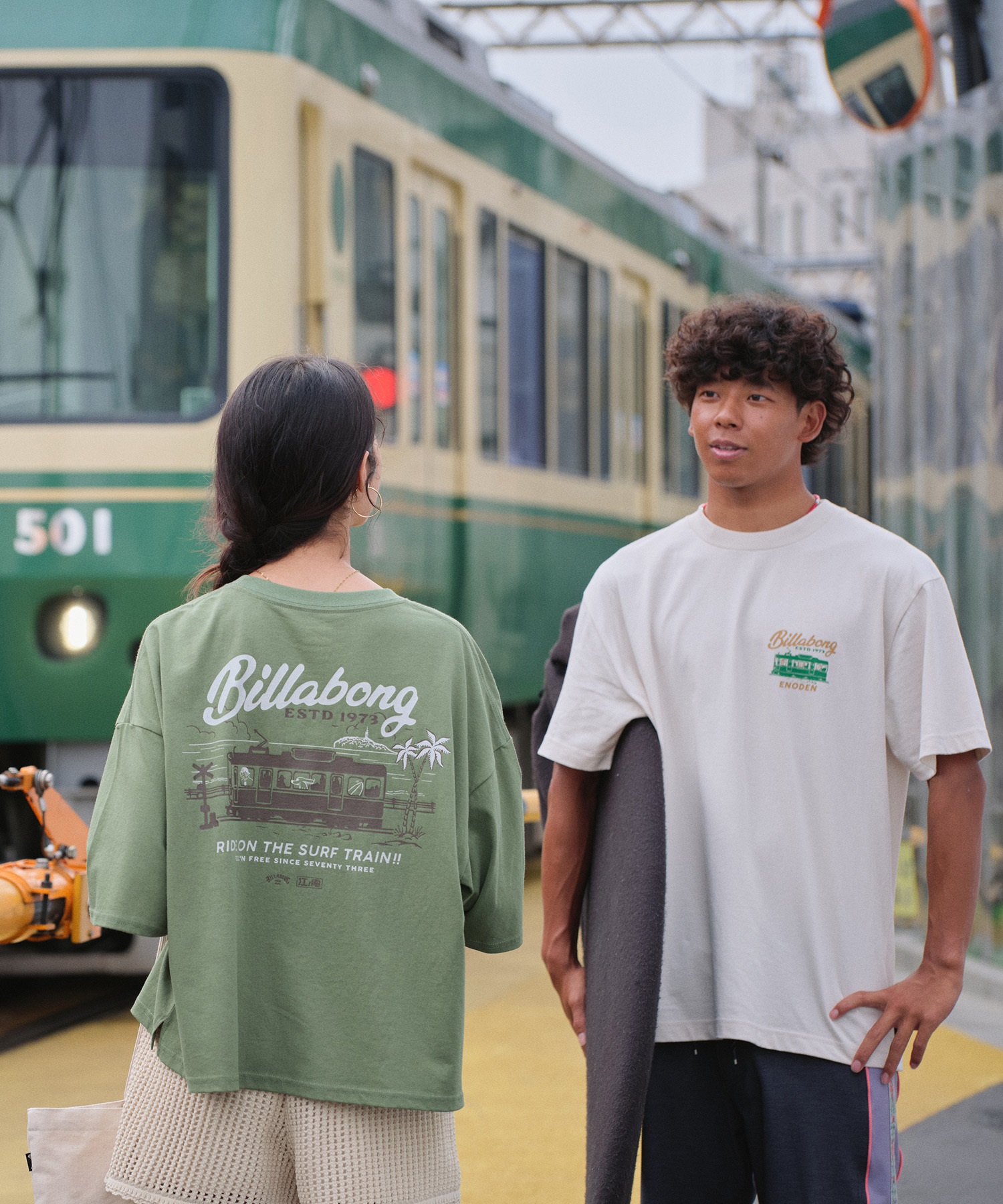 BILLABONG ビラボン × 江ノ電 コラボ 半袖 Tシャツ メンズ ロゴ バックプリント BG012214(CRM-M)