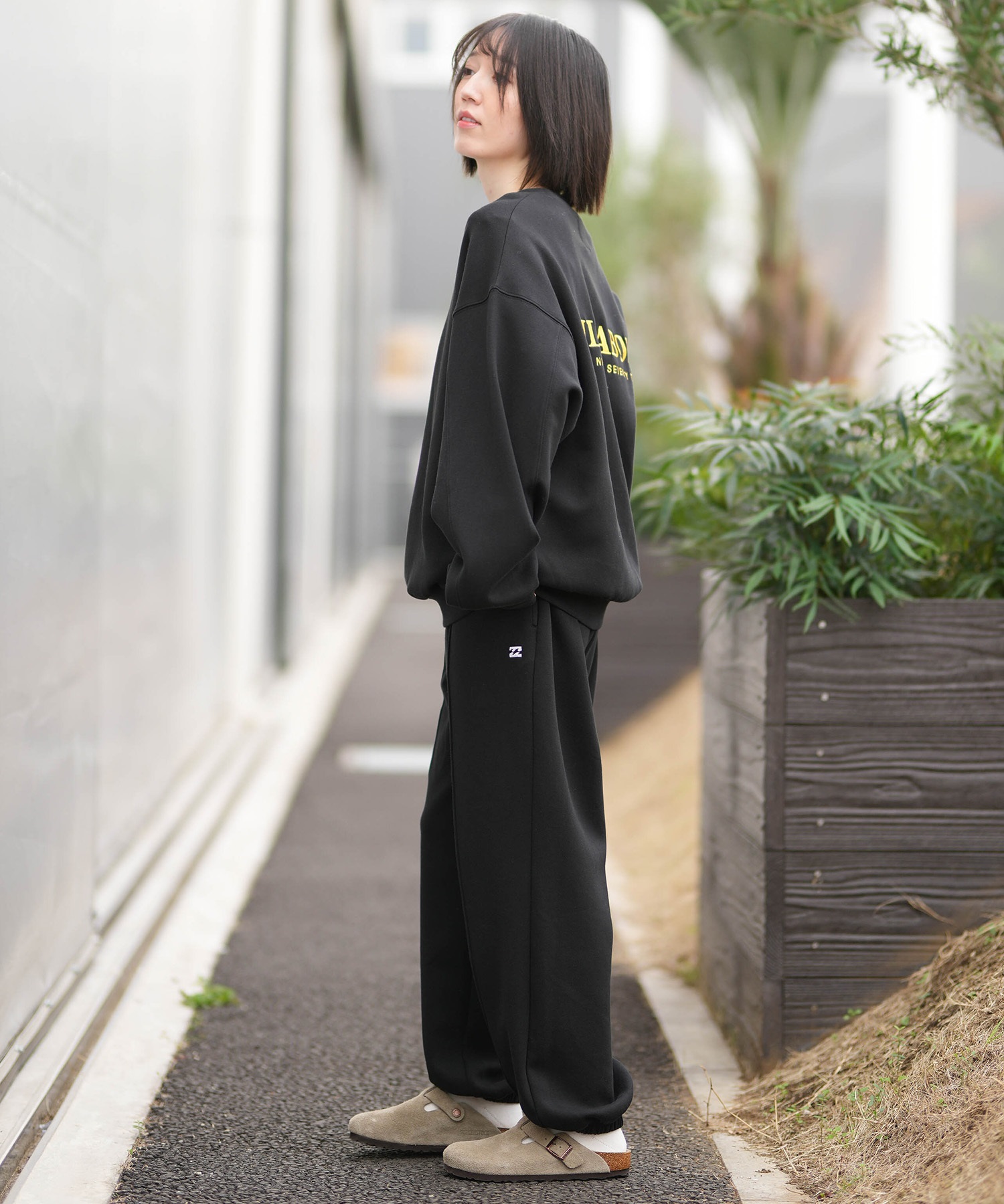 (大注目) HANAのBorn to Bloomロゴスウェット　黒色 Lサイズ BILLABONG ビラボン トレーナー スウェット レディース ロゴ バック