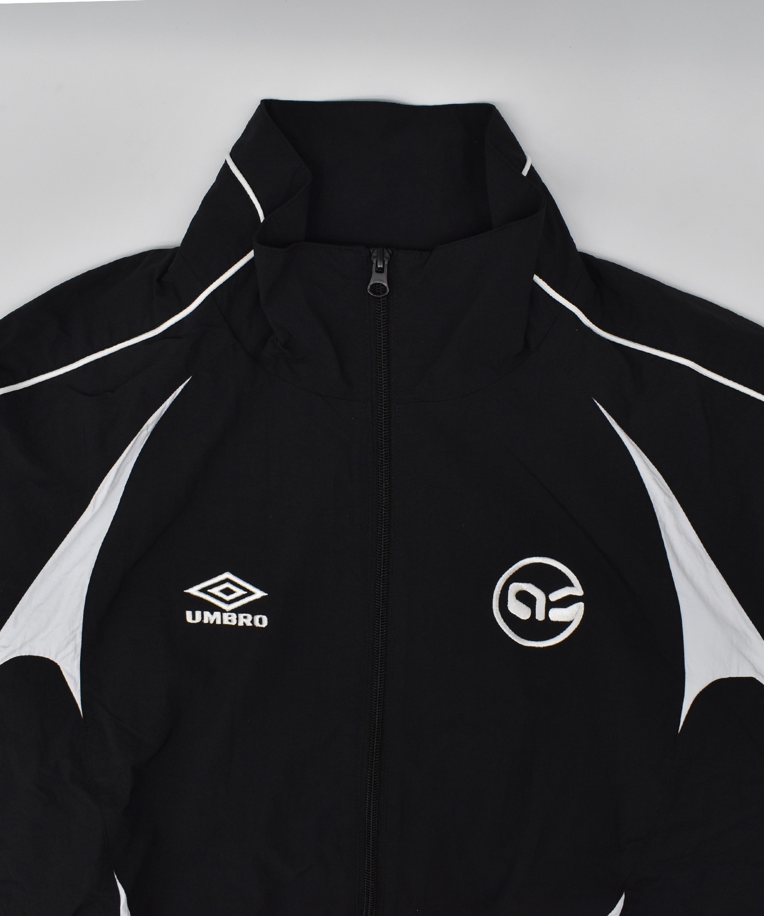 【予約商品 5月上旬より順次発送】UMBRO アンブロ × ALAN SHIRAHAMA トラックジャケット UM26SSAL-BZ01(BLACK-M)