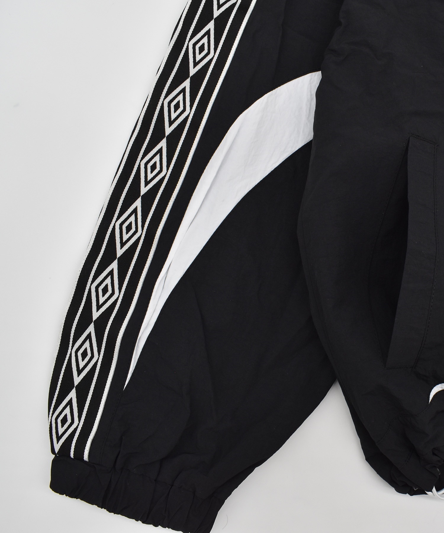 【予約商品 5月上旬より順次発送】UMBRO アンブロ × ALAN SHIRAHAMA トラックジャケット UM26SSAL-BZ01(BLACK-M)