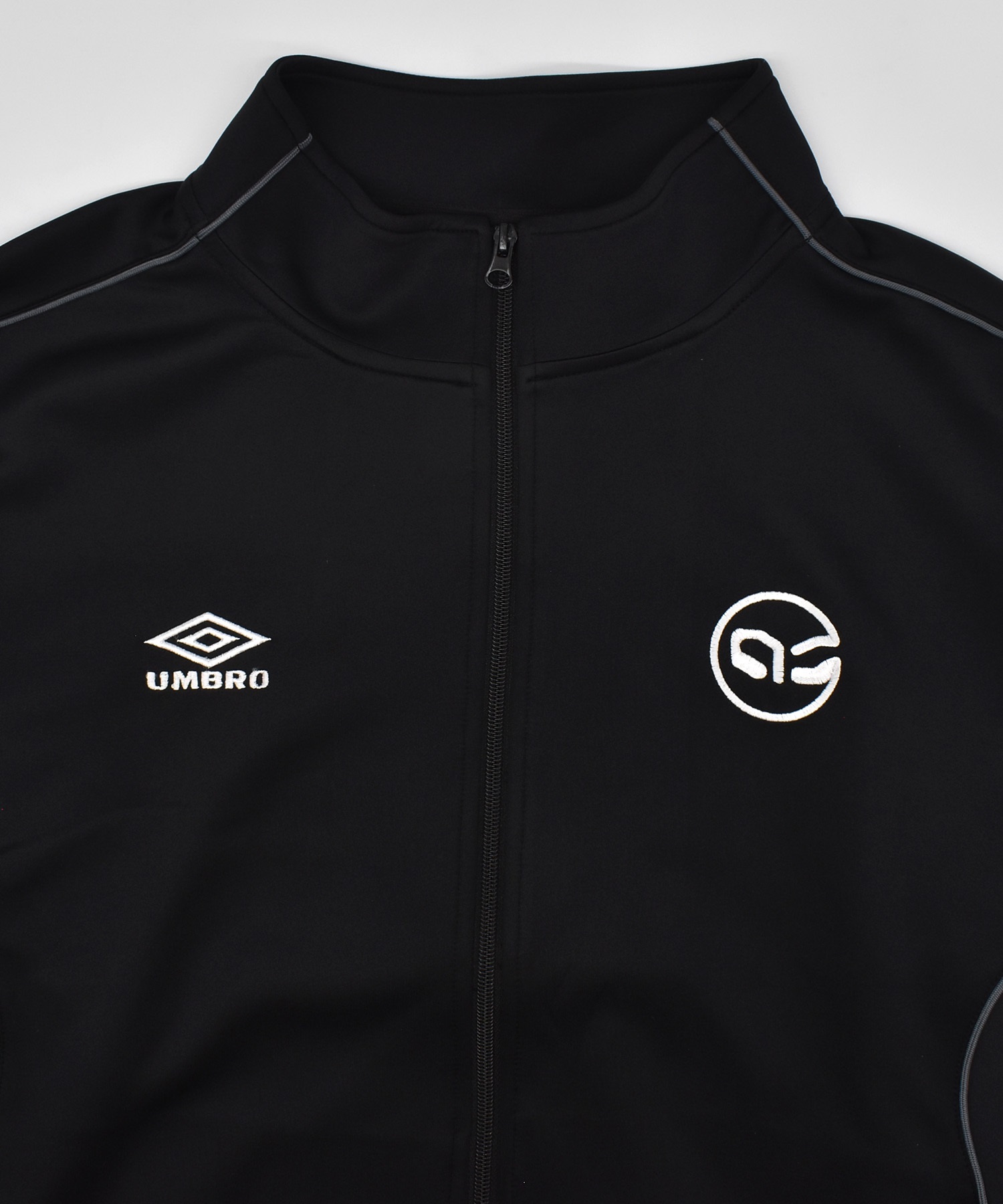 【予約商品 5月上旬より順次発送】UMBRO アンブロ × ALAN SHIRAHAMA カット トラックジャケット UM26SSAL-TP01(BLACK-M)