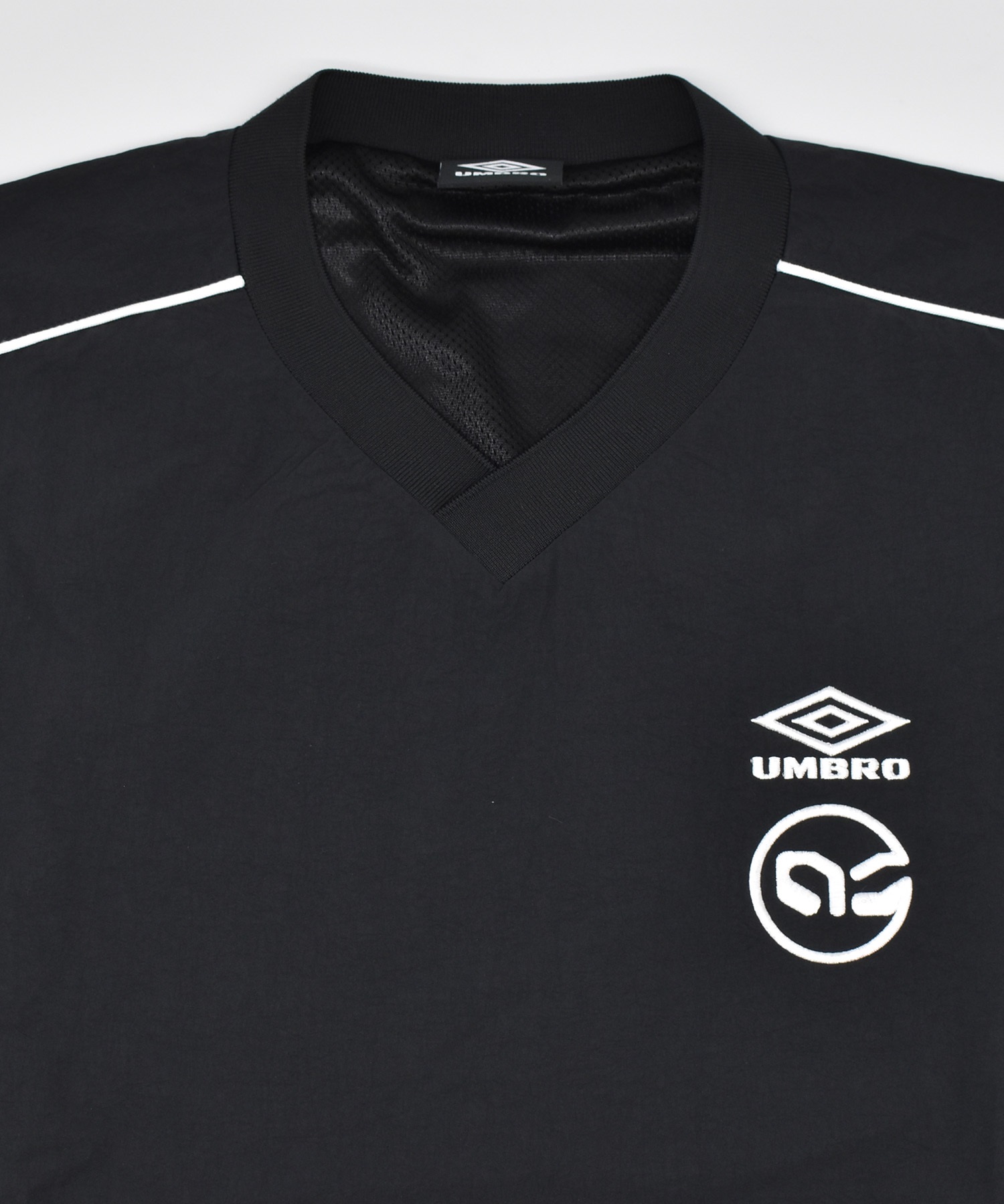 【予約商品 5月上旬より順次発送】UMBRO アンブロ × ALAN SHIRAHAMA ピステ UM26SSAL-TP02(BLACK-M)