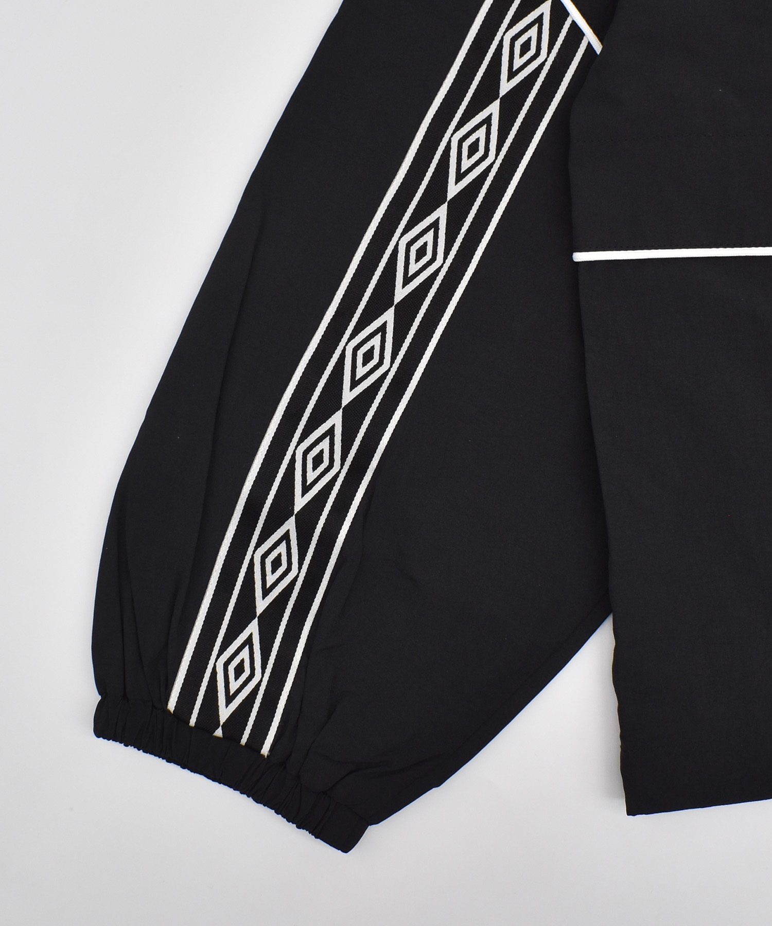 【予約商品 5月上旬より順次発送】UMBRO アンブロ × ALAN SHIRAHAMA ピステ UM26SSAL-TP02(BLACK-M)