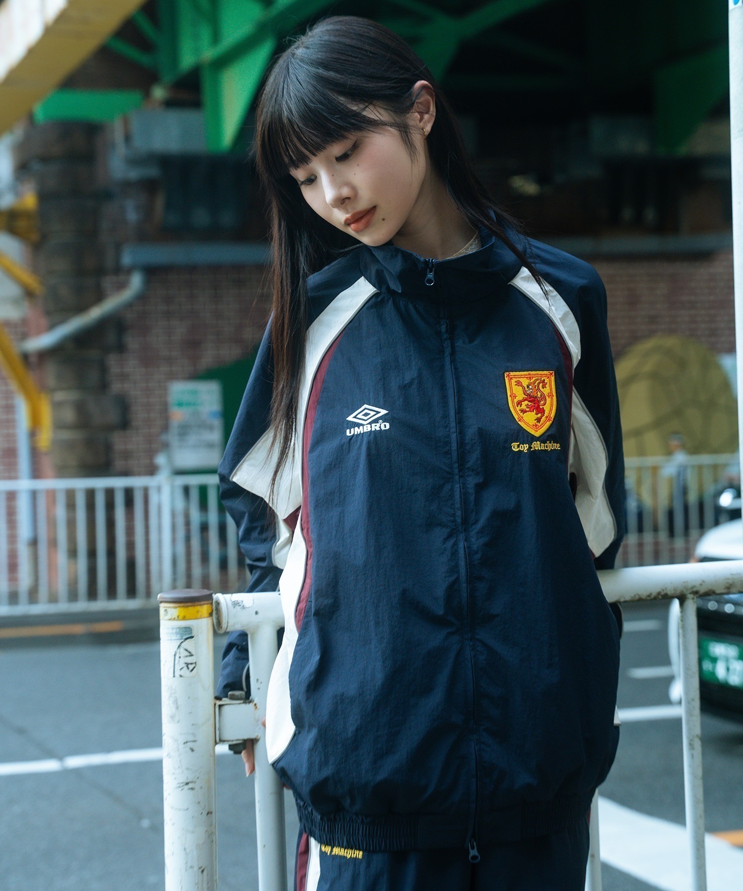 【予約販売】UMBRO アンブロ × TOY MACHINE トイマシーン コラボ トラックジャケット メンズ セットアップ対応 MD3726FWMSJK02 ムラサキスポーツ限定(BLACK-S)