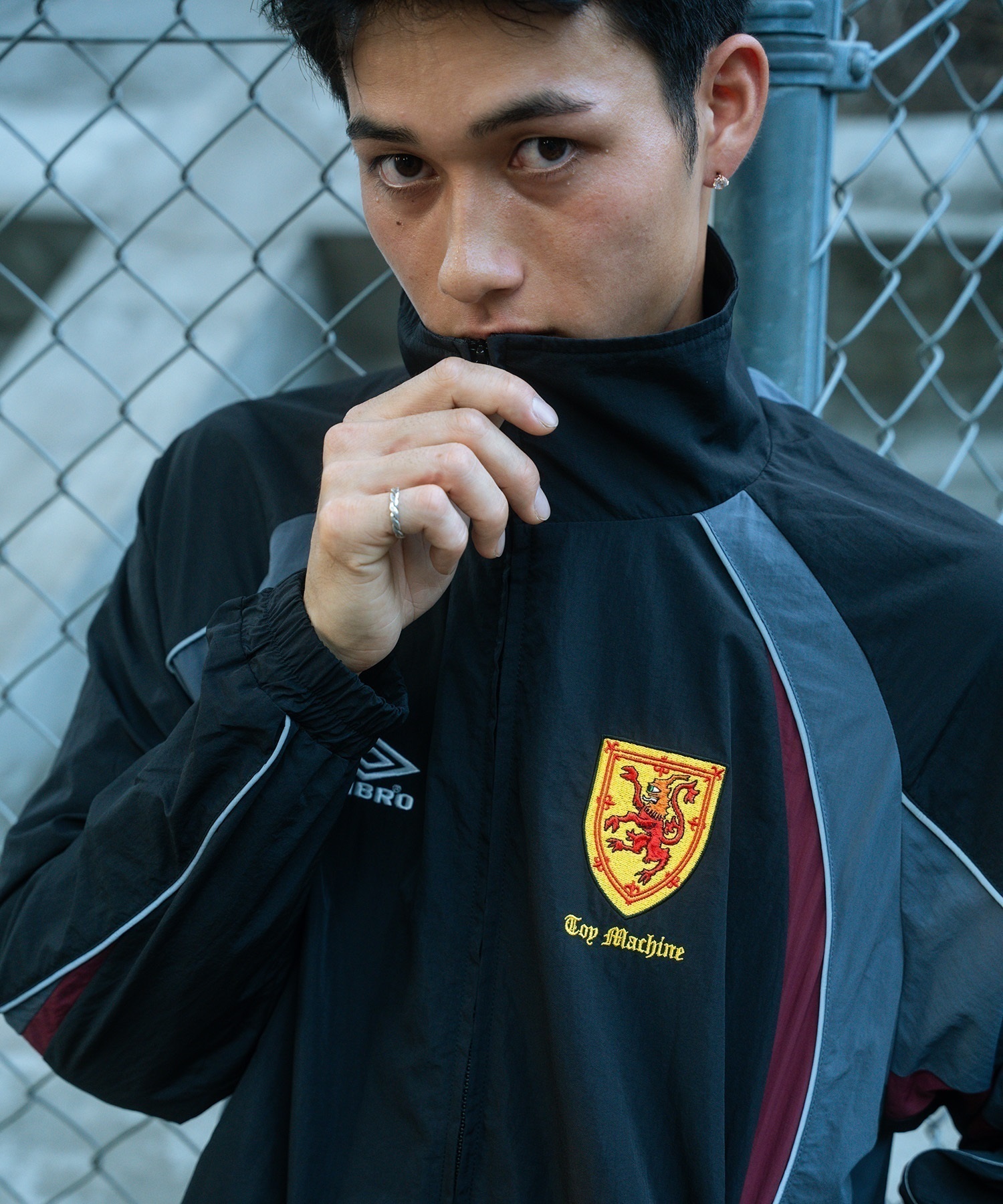 【予約販売】UMBRO アンブロ × TOY MACHINE トイマシーン コラボ トラックジャケット メンズ セットアップ対応 MD3726FWMSJK02 ムラサキスポーツ限定(BLACK-S)