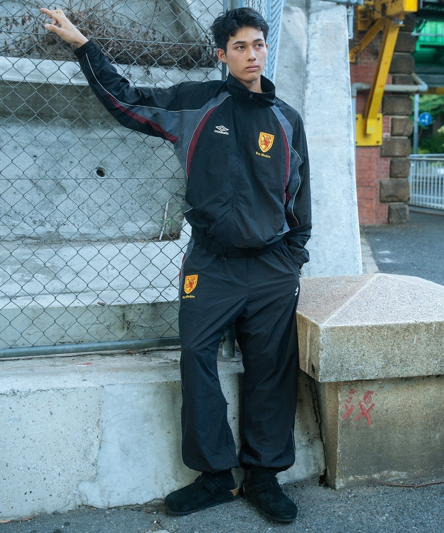【予約販売】UMBRO アンブロ × TOY MACHINE トイマシーン コラボ トラックジャケット メンズ セットアップ対応 MD3726FWMSJK02 ムラサキスポーツ限定(BLACK-S)