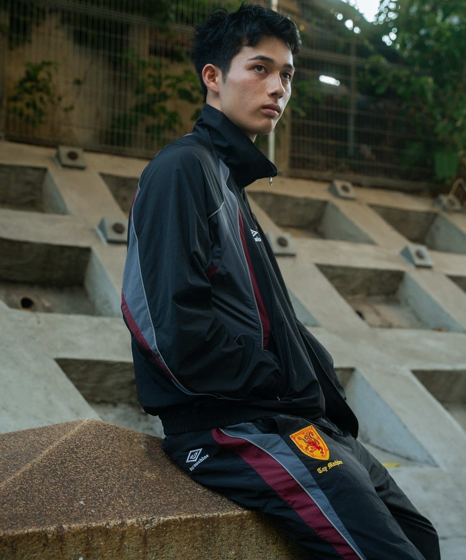 【予約販売】UMBRO アンブロ × TOY MACHINE トイマシーン コラボ トラックジャケット メンズ セットアップ対応 MD3726FWMSJK02 ムラサキスポーツ限定(BLACK-S)