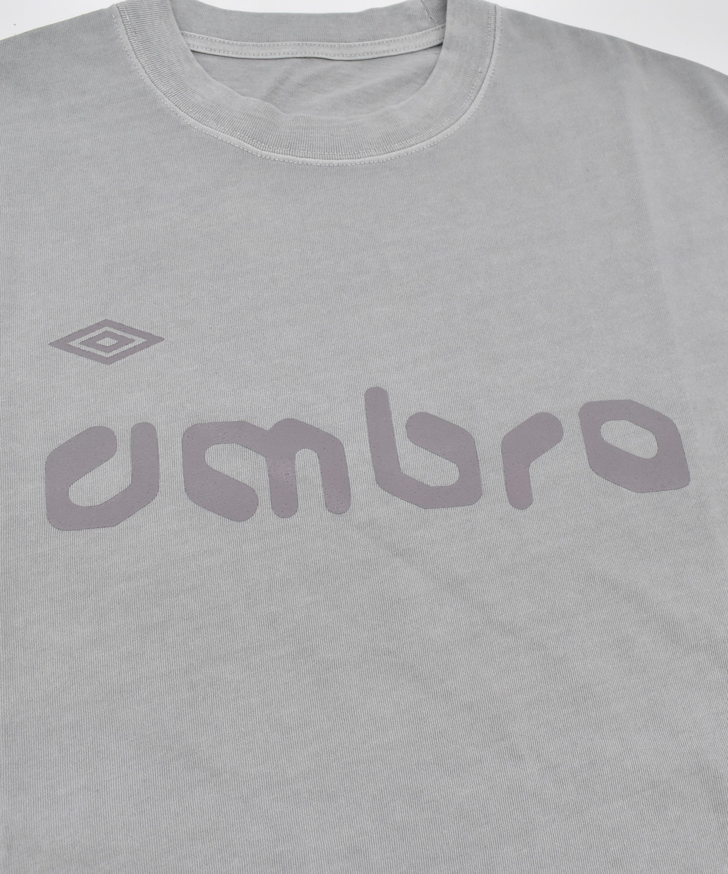 【予約商品 5月上旬より順次発送】UMBRO アンブロ × ALAN SHIRAHAMA 半袖 Tシャツ UM26SSAL-CS01(C.GRAY-M)