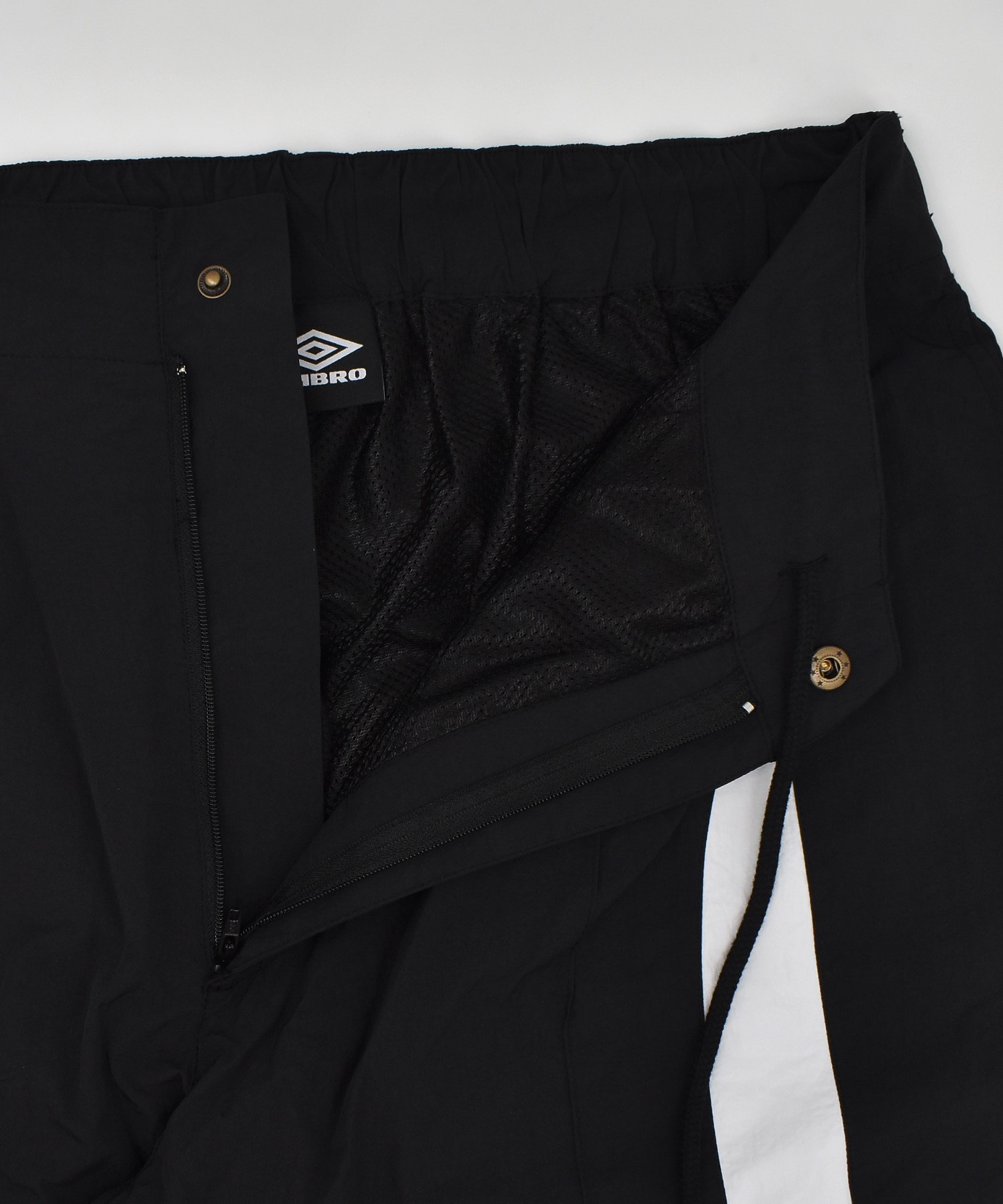 【予約商品 5月上旬より順次発送】UMBRO アンブロ × ALAN SHIRAHAMA トラックパンツ UM26SSAL-PT01(BLACK-M)