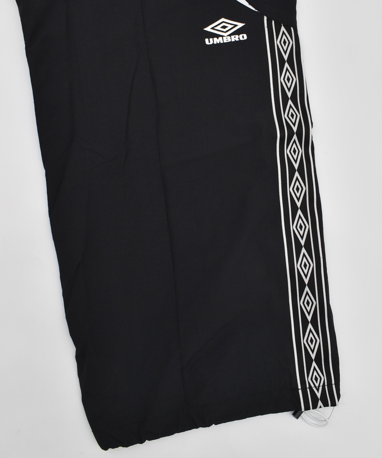 【予約商品 5月上旬より順次発送】UMBRO アンブロ × ALAN SHIRAHAMA トラックパンツ UM26SSAL-PT01(BLACK-M)