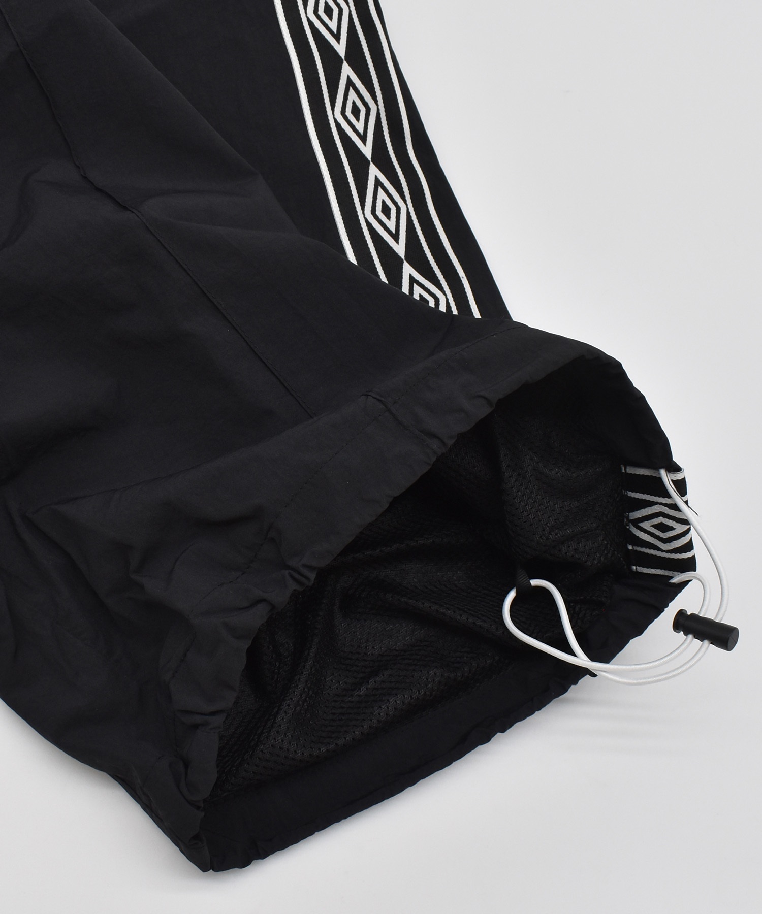 【予約商品 5月上旬より順次発送】UMBRO アンブロ × ALAN SHIRAHAMA トラックパンツ UM26SSAL-PT01(BLACK-M)