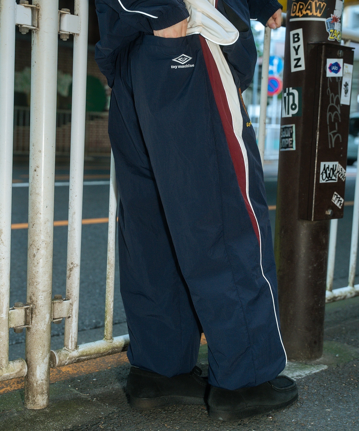 【予約販売】UMBRO アンブロ × TOY MACHINE トイマシーン コラボ トラックパンツ メンズ セットアップ対応 MD3726FWMSPT02 ムラサキスポーツ限定(BLACK-S)