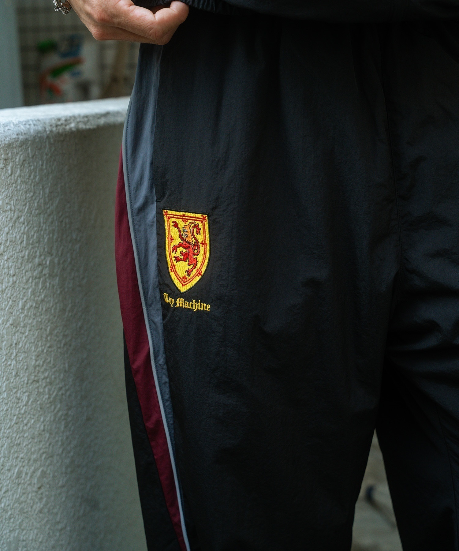 【予約販売】UMBRO アンブロ × TOY MACHINE トイマシーン コラボ トラックパンツ メンズ セットアップ対応 MD3726FWMSPT02 ムラサキスポーツ限定(BLACK-S)