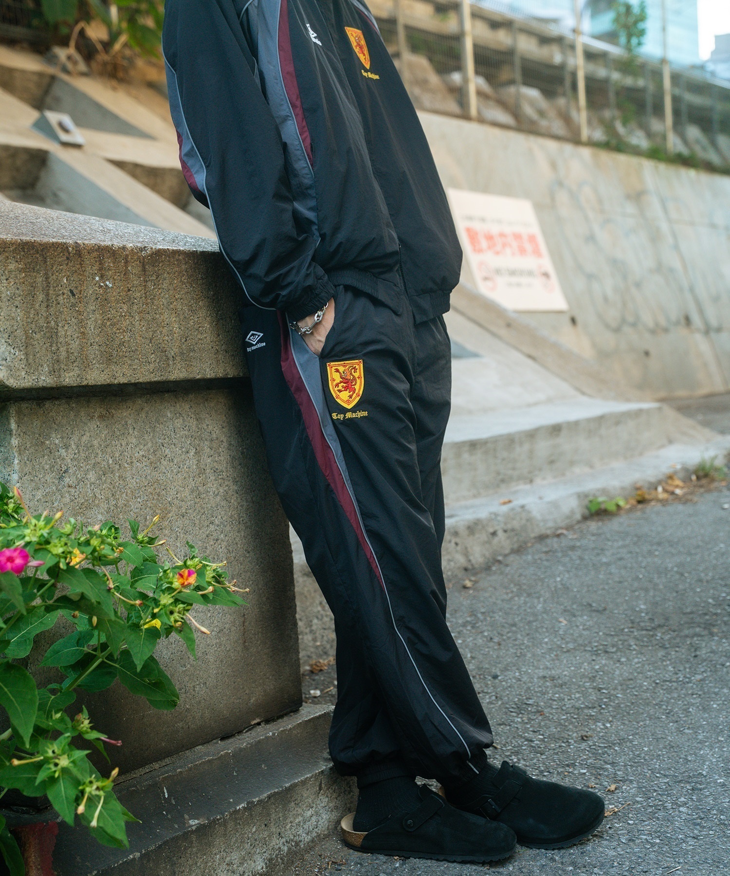 【予約販売】UMBRO アンブロ × TOY MACHINE トイマシーン コラボ トラックパンツ メンズ セットアップ対応 MD3726FWMSPT02 ムラサキスポーツ限定(BLACK-S)
