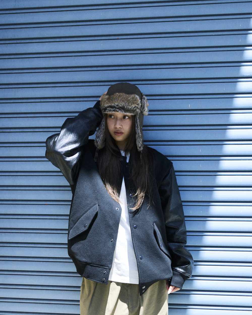 DEAR LAUREL 26FW LOOK 02 - マリアロゴロンT(DL26F-2201)・2プリーツチノ(DL26F-3108)・メルトンジャケット(DL26F-0105)