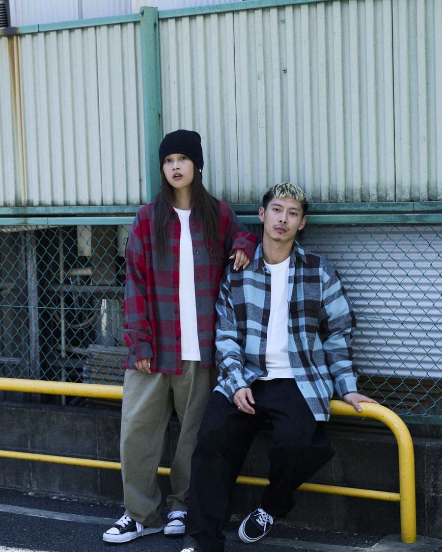 DEAR LAUREL 26FW LOOK 11 - チェックシャツ(DL26F-2602)・マリアロンT(DL26F-2201)・チノパンツ(DL26F-3108)