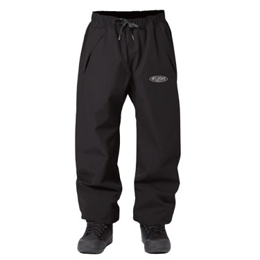 BLACK 1 - SHOP NEWS | ムラサキスポーツオンラインストア 通販 Black athletic pants with a drawstring waist and tapered cuffs, logo on the left thigh, shown with sneakers to illustrate fit and style.