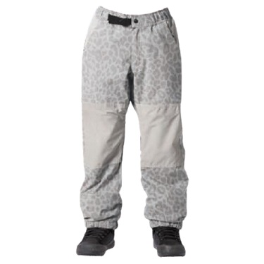 MOON LEO - SHOP NEWS | ムラサキスポーツオンラインストア 通販 Gray leopard-print snow pants with reinforced knee panels and black boots.