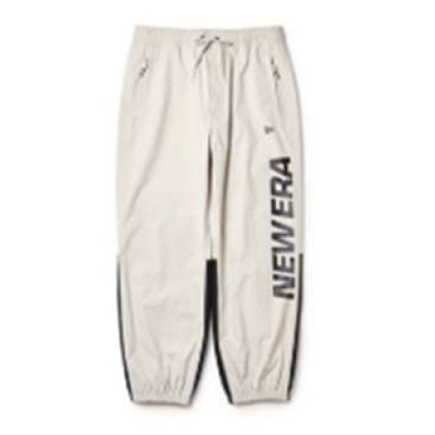 NEWERA6 - SHOP NEWS | ムラサキスポーツオンラインストア 通販 Beige jogger pants with drawstring waist and elastic cuffs, featuring a vertical'NEW ERA' logo along the leg.