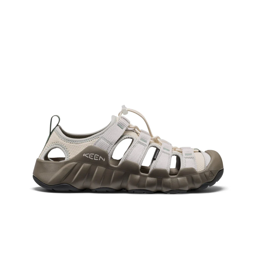 77131fde58ebdda498921b08753b70ccb70e1e7fjpg - SHOP NEWS | ムラサキスポーツオンラインストア 通販 Beige KEEN outdoor sandal with closed-toe design, multiple straps, and a rugged brown sole.