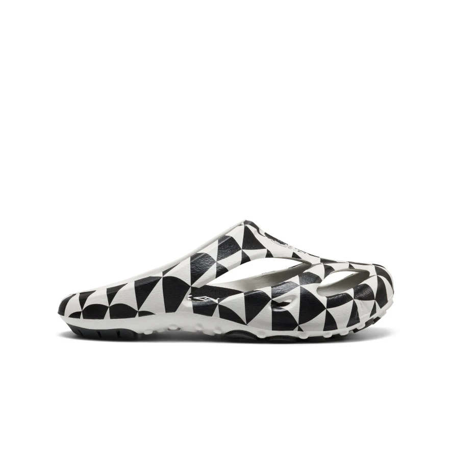 7bf1ad24fd143c3a0f21c00fbfd4e1982b47db0ejpg - SHOP NEWS | ムラサキスポーツオンラインストア 通販 Side view of a white slip-on shoe with a black geometric triangular pattern.