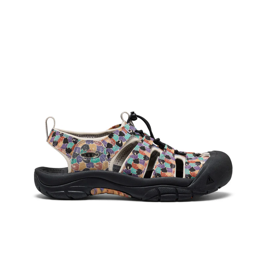 bde96fa1320d7685eee6181a81a13237e2c0197bjpg - SHOP NEWS | ムラサキスポーツオンラインストア 通販 Colorful outdoor sandal with a closed-toe rubber cap, black rugged sole, and multicolored checkered fabric straps.