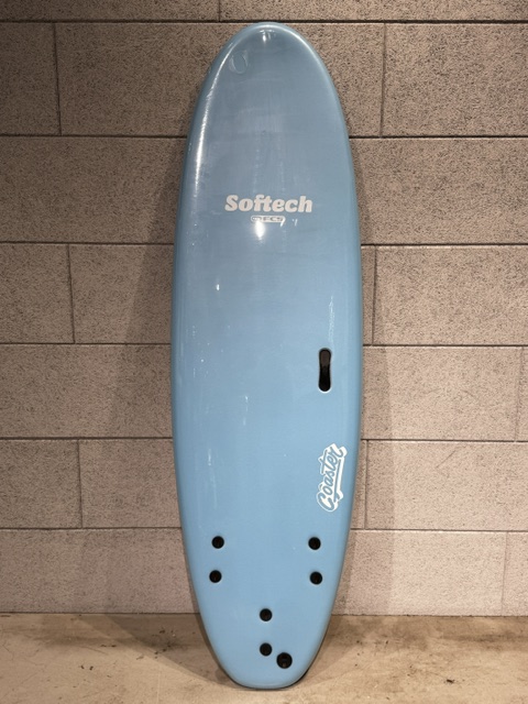 IMG_7064 - SHOP NEWS | ムラサキスポーツオンラインストア 通販 Light blue Softech bodyboard leaning against a gray brick wall.
