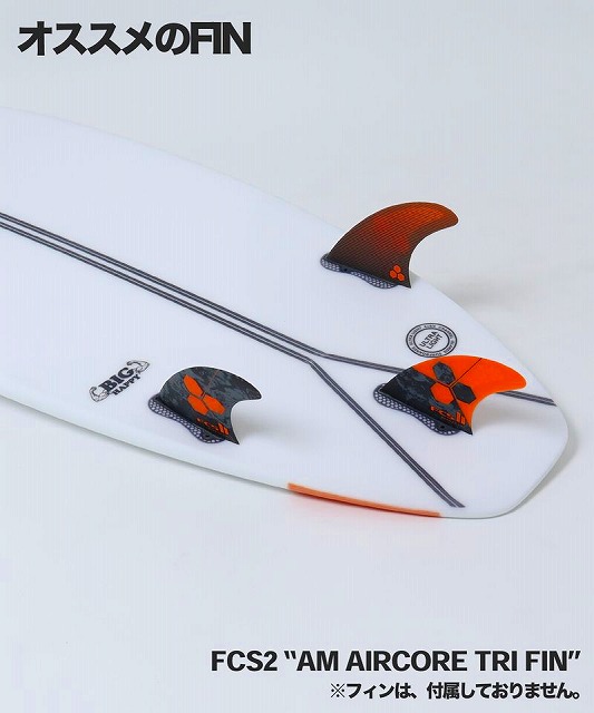 Three orange and black FCS2 AM Aircore Tri fins mounted on a white surfboard; top caption reads 'オススメのFIN' (Recommended Fin); fins not included.
