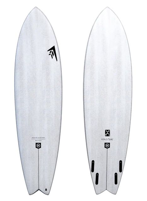 vEGNL-uQ - SHOP NEWS | ムラサキスポーツオンラインストア 通販 Two white surfboards with subtle gray grain stand upright side by side; each has a small black logo near the center and fin boxes toward the tails.
