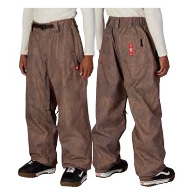DOJO SHELL BROWN - SHOP NEWS | ムラサキスポーツオンラインストア 通販 Side-by-side view of two people wearing loose brown pants with drawstrings at the waist and pockets, shown from the front and back.