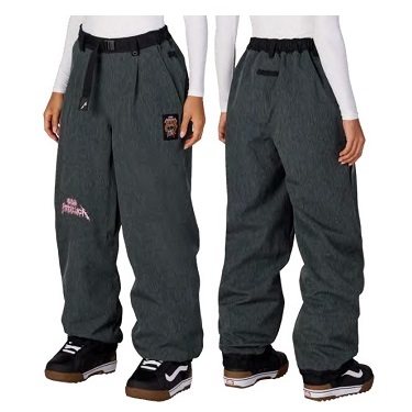 METALLICA BURNING PT - SHOP NEWS | ムラサキスポーツオンラインストア 通販 Front and back view of dark gray baggy cargo pants with a black waistband and patches on the left thigh.
