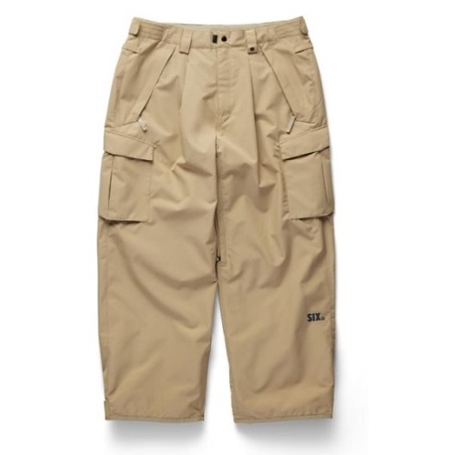 SIX30 - SHOP NEWS | ムラサキスポーツオンラインストア 通販 Beige knee-length cargo shorts with multiple side pockets and a small SIX logo on the lower right leg.