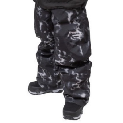 THIK22 - SHOP NEWS | ムラサキスポーツオンラインストア 通販 Lower legs wearing black camouflage snow pants and black winter boots, standing on a white background.