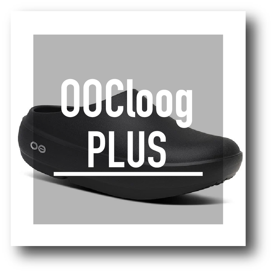 oocloogplus - SHOP NEWS | ムラサキスポーツオンラインストア 通販 Black slip-on clog on a gray square backdrop with white 'PLUS' text overlay, a product image feel.