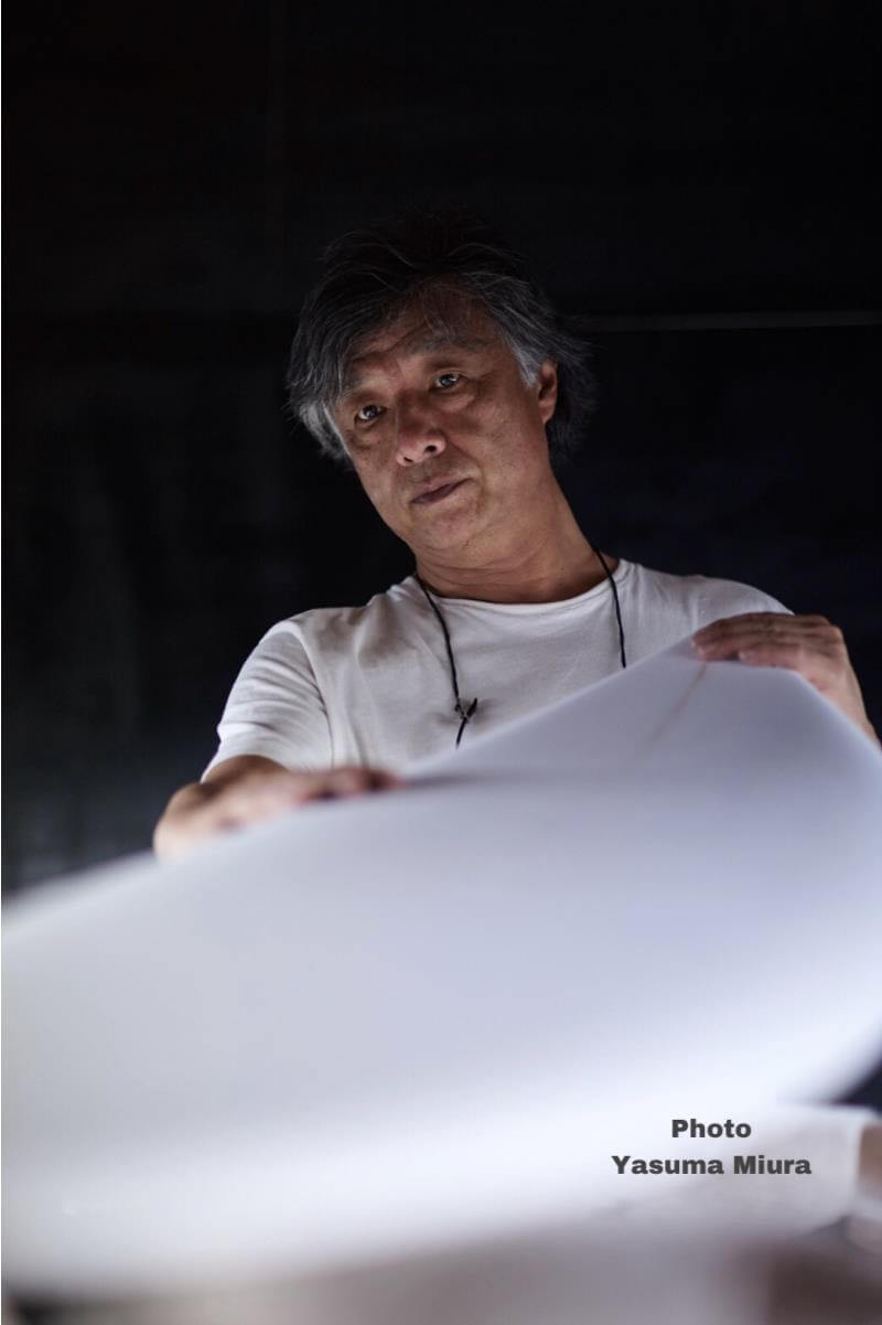 yu1 - SHOP NEWS | ムラサキスポーツオンラインストア 通販 Portrait of a man in a white shirt examining a large white curved surface, with the watermark 'Photo Yasuma Miura' in the bottom right corner.