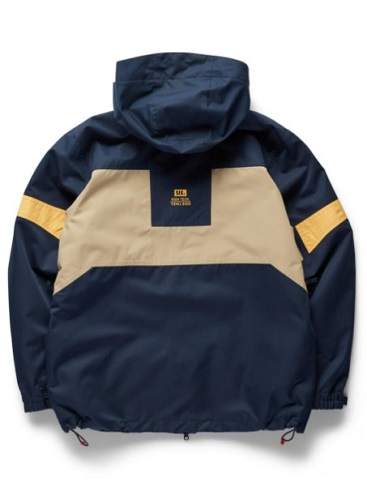 スクリーンショット 2026-05-13 193408 - SHOP NEWS | ムラサキスポーツオンラインストア 通販 Back view of a navy windbreaker with a beige horizontal panel across the upper back, yellow sleeve stripes, a hood, and a drawstring hem.