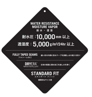 スクリーンショット_2026-05-20_121937-removebg-preview - SHOP NEWS | ムラサキスポーツオンラインストア 通販 Diamond-shaped black garment tag listing water resistance 10,000 mm, breathability 5,000 g/m²/24h, fully taped seams, dryer safe, and standard fit.
