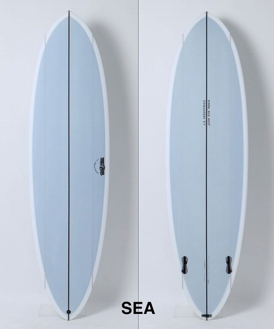 BIG BARON8 - SHOP NEWS | ムラサキスポーツオンラインストア 通販 Two light-blue surfboards with white rails shown front and back on a light background; a vertical center stringer and 'SEA' at the bottom.